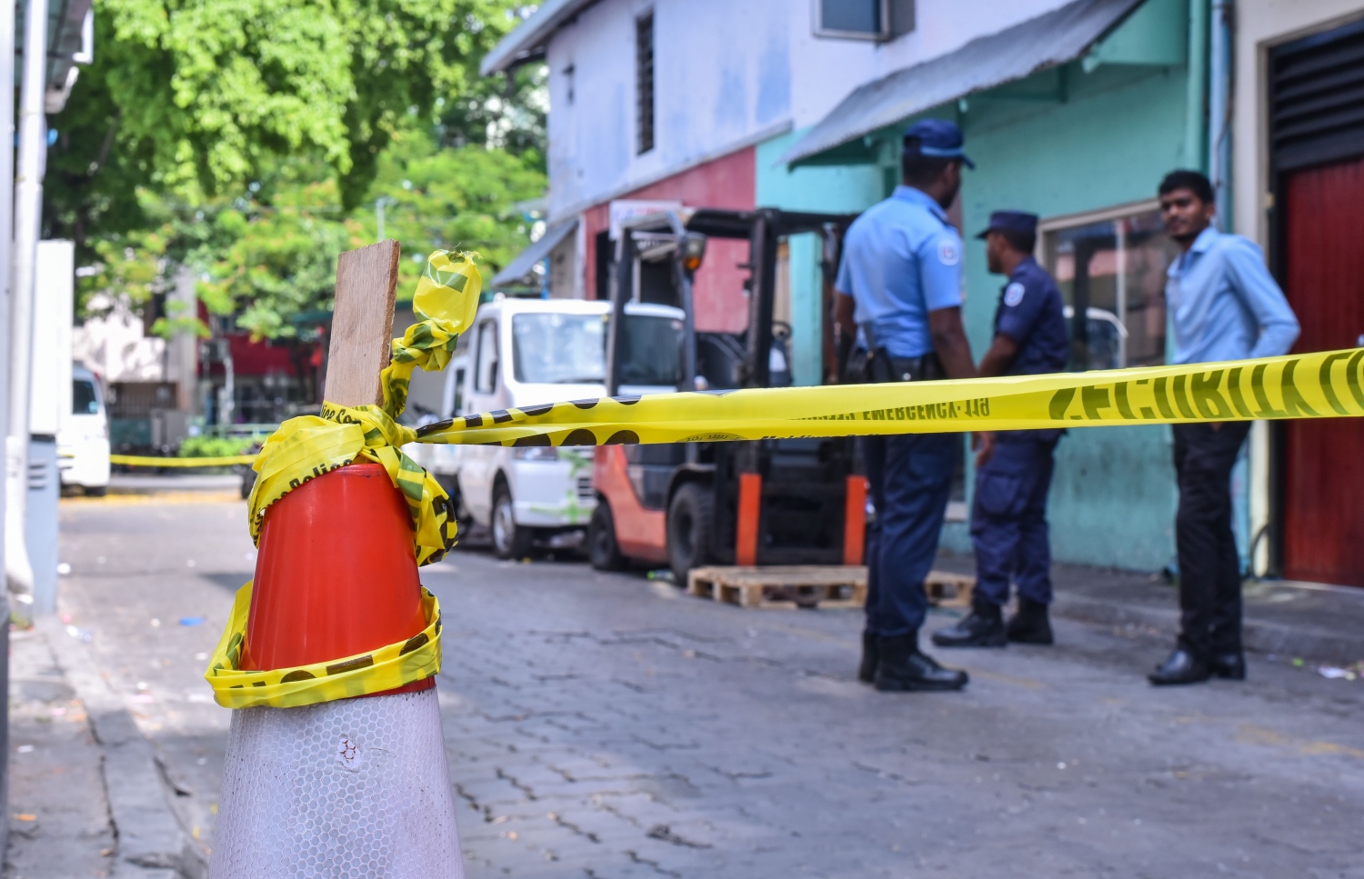 ތަހުގީގަކަށް މާލޭގެ ސަރަހައްދެއް ބަންދުކޮށްގެން ފުލުހުން ހަރަކާތްތެރިވަނީ. -- ފޮޓޯ/ މިހާރު