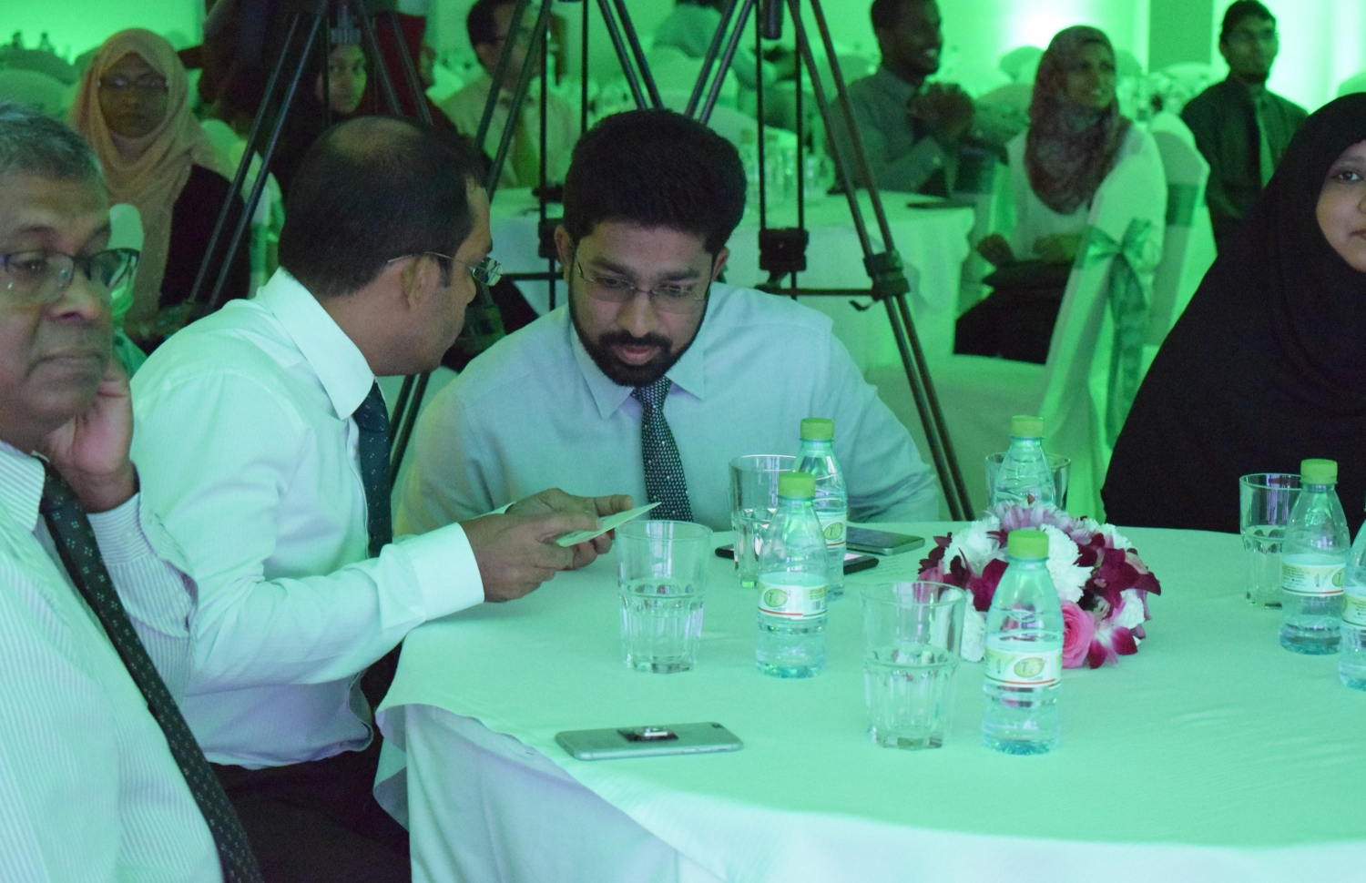 މޯލްޑިވްސް ސެންޓަ ފޯ އިސްލާމިކް ފައިނޭންސްގެ އިންސްޓިޓިއުޓް ހޯމް މިނިސްޓަރު އަޒްލީން އަހުމަދު އަދި އިސްލާމިކް ފައިނޭންސް ސެންޓަރު އެމްޑީ ވާހަކަދައްކަވަނީ. ފޮޓޯ: ބްލެކް