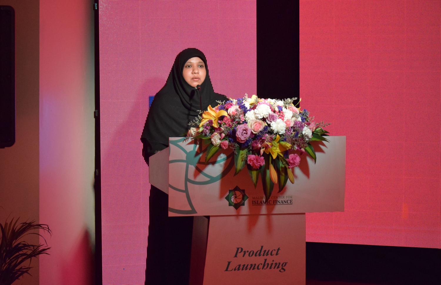 މޯލްޑިވްސް ސެންޓަ ފޯ އިސްލާމިކް ފައިނޭންސްގެ ޗެއާޕާސަން ޑރ. އައިޝަތު މުނީޒާ މިއަދުގެ ރަސްމިއްޔާތުގައި ވާހަކަދައްކަވަނީ. ފޮޓޯ: ބްލެކް