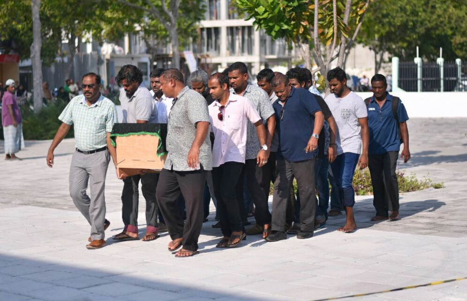 ސޯޝަލް މީޑިއާ އެކްޓިވިސްޓް ޔާމީން ރަޝީދުގެ ޖަނާޒާ ބާއްވަނީ. -- ފޮޓޯ: ހުސެން ވަހީދު/މިހާރު