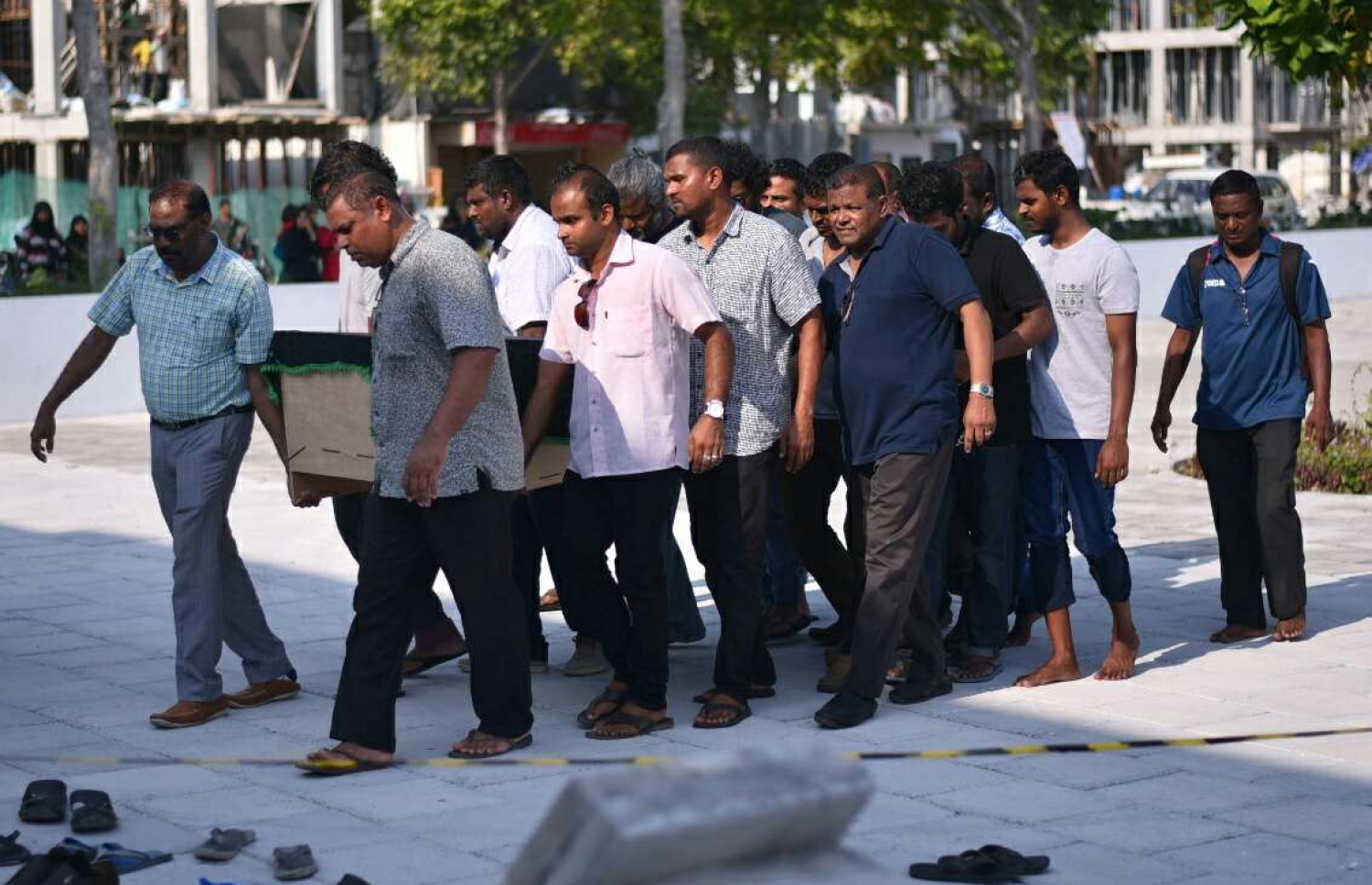 އޭޕްރީލް 23، 2017 - ހުޅުމާލޭ ސަރަހާގައި ބޭއްވި، ސޯޝަލް މީޑިއާ އެކްޓިވިސްޓް ޔާމީން ރަޝީދުގެ ޖަނާޒާގައި އޭނާގެ ހަށިގަނޑު ސަންދޯކުގައި އުފުލަނީ. -- ފޮޓޯ: ހުސެން ވަހީދު/މިހާރު