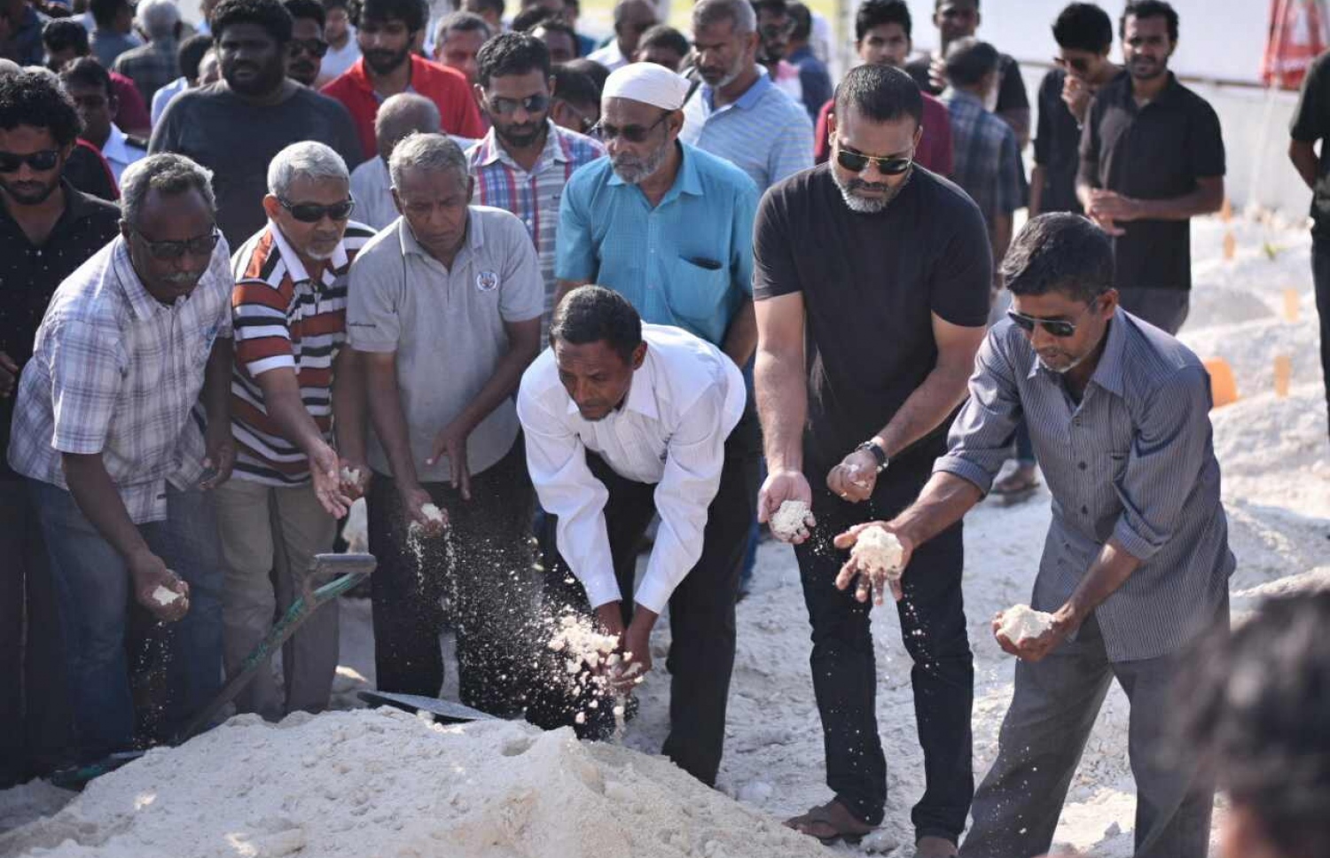 ސޯޝަލް މީޑިއާ އެކްޓިވިސްޓް ޔާމީން ރަޝީދުގެ ޖަނާޒާ ބާއްވަނީ. -- ފޮޓޯ: ހުސެން ވަހީދު/މިހާރު