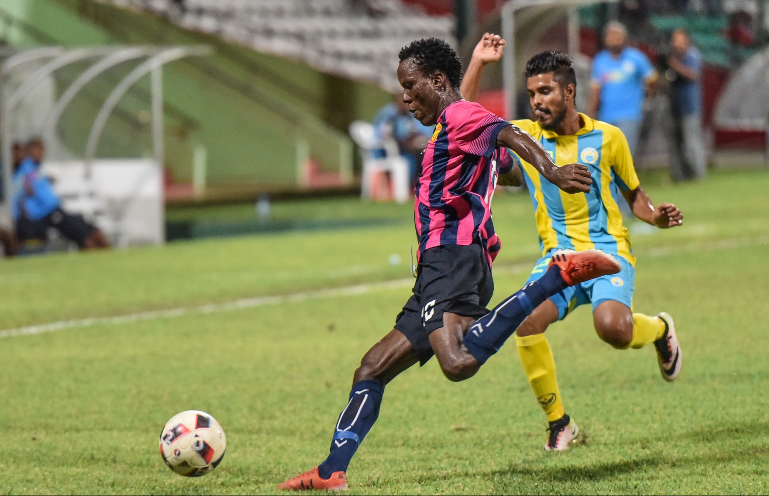 ވެލެންސިއާ އާއި ޔުނައިޓެޑް ވިކްޓަރީ ކުޅުނު މެޗުގެ ތެރެއިން.-- ފޮޓޯ: ނިޝާން އަލީ/ މިހާރު