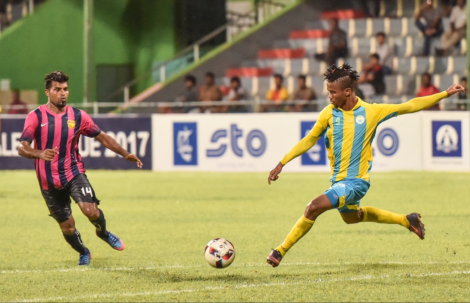 ޔުނައިޓެޑް ވިކްޓަރީ އާއި ވެލެންސިއާ ކުޅުނު މެޗުގެ ތެރެއިން.-- ފޮޓޯ: ނިޝާން އަލީ/ މިހާރު