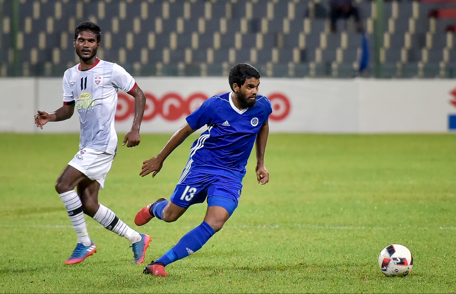 ޓީސީގެ ބޮންޑާ (ވ) ކައިރިން ނިއުގެ އަކްރަމް ބޯޅަ ހިފައިގެން ދަނީ: މެޗުގެ މޮޅު ކުޅުންތެރިއާގެ މަގާމް ހޯދީ އަކްރަމް. --ފޮޓޯ: ނިޝާން އަލީ/ މިހާރު