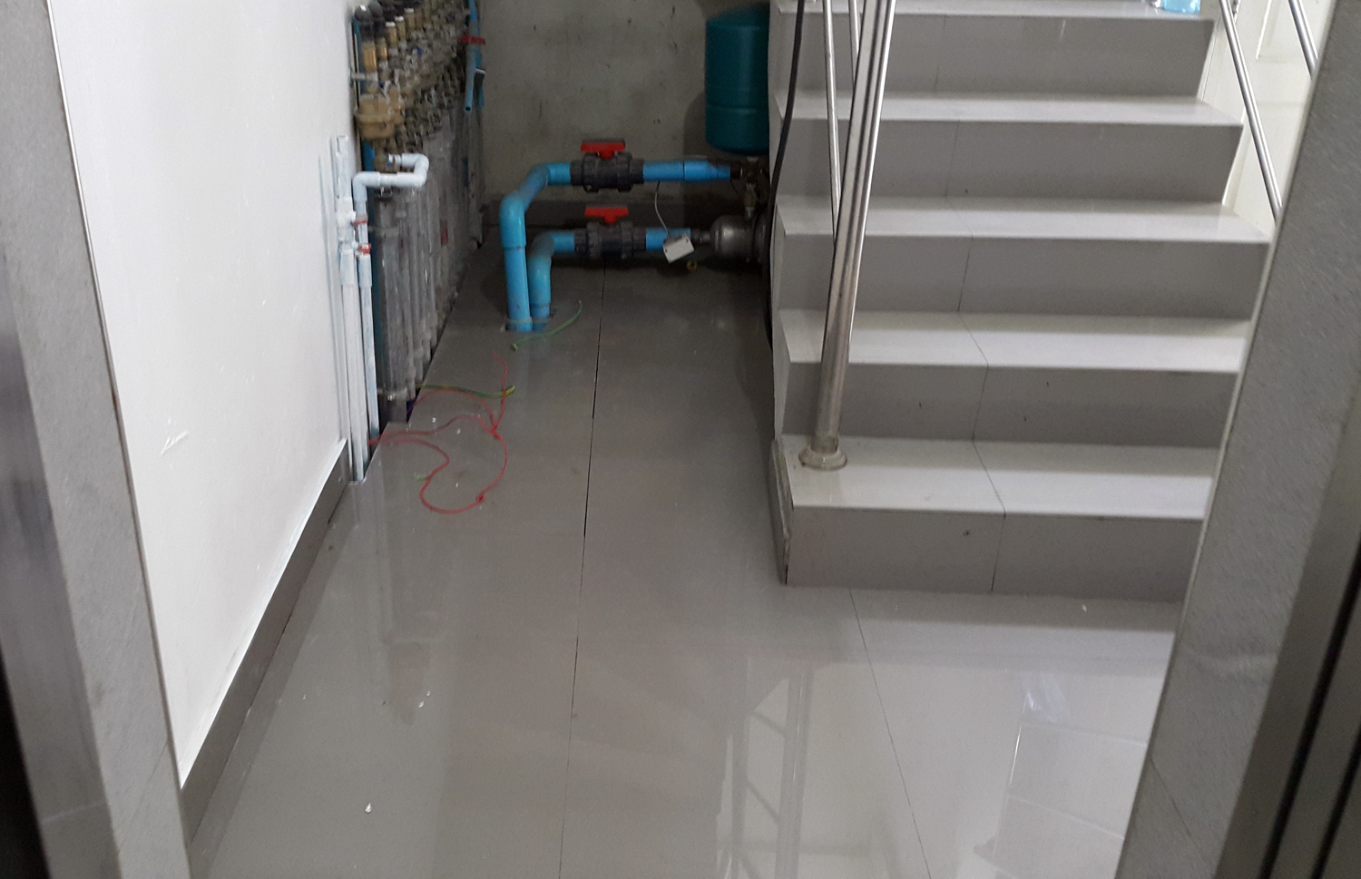 ޔާމީން ރަޝީދު ދިރިއުޅުނު މ. ސުޕެޓިއުލާގެ ލިފްޓު ހުޅުވައިލާ އިރު ފެންނަ މަންޒަރު. ޔާމީން މަރާލާފައި އޮތީ މި ތަނުގައި ކަމަށްވޭ.