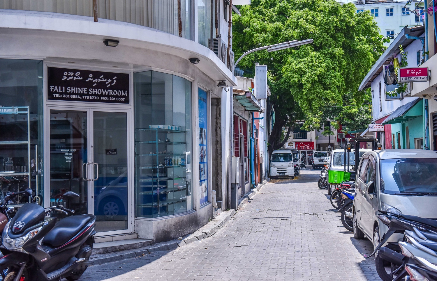 ޔާމީން ދިރިއުޅުނު މ. ސުޕެޓިއުލާ (ވ) އާއި އިސްކަންދަރު މަގު: އެ ގޭގެ ވަށައިގެން ގިނަ ކެމެރާތަކެއް ހުރި.