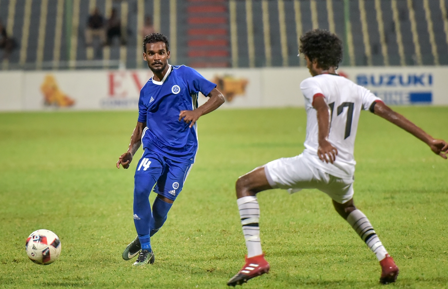 ލީގުގެ ފުރަތަމަ ބުރުގައި ނިއު އާއި ޓީސީ ކުޅުނު މެޗުގެ ތެރެއިން.-- ފޮޓޯ: ނިޝާން އަލީ/ މިހާރު