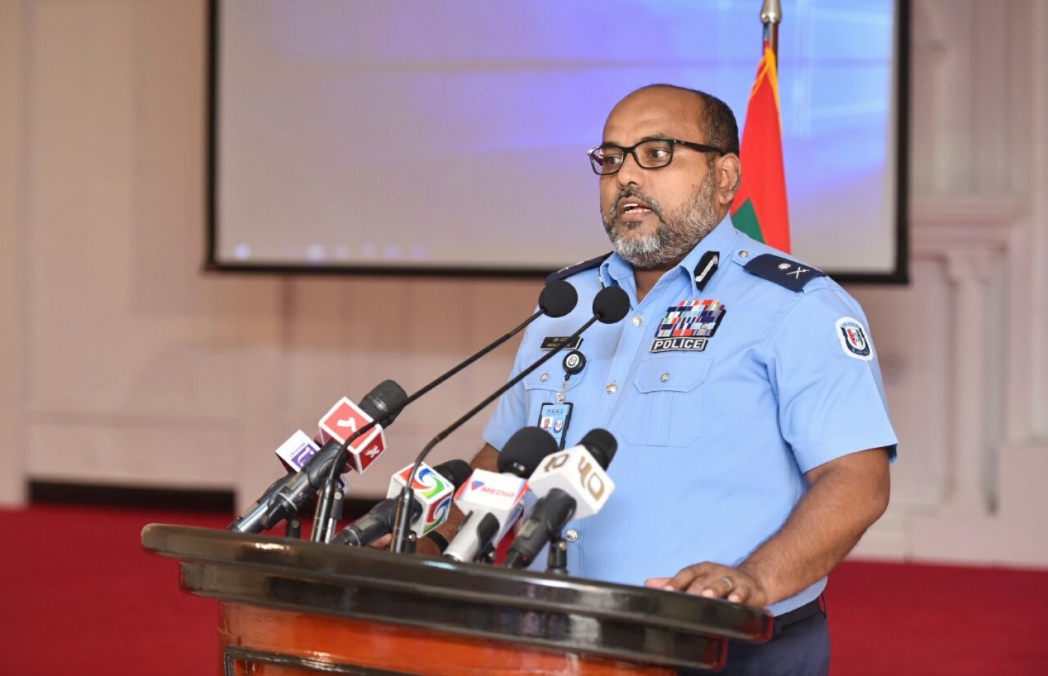 ޔާމީންގެ މަރާލި މައްސަލާގައި ފުލުހުން މިހާތަނަށް ބޭއްވި ހަމައެކަނި ޕްރެސް ބްރީފިންގައި އެސިސްޓެންޓް ކޮމިޝަނާ އޮފް ޕޮލިސް އަބްދުﷲ ނަވާޒް ވާހަކަ ދައްކަވަނީ: މި ނިއުސް ބްރީފިންގައި ތަފުސީލެއް ހާމައެއް ނުކުރޭ.---މިހާރު ފޮޓޯ: ހުސެއިން ވަހީދު