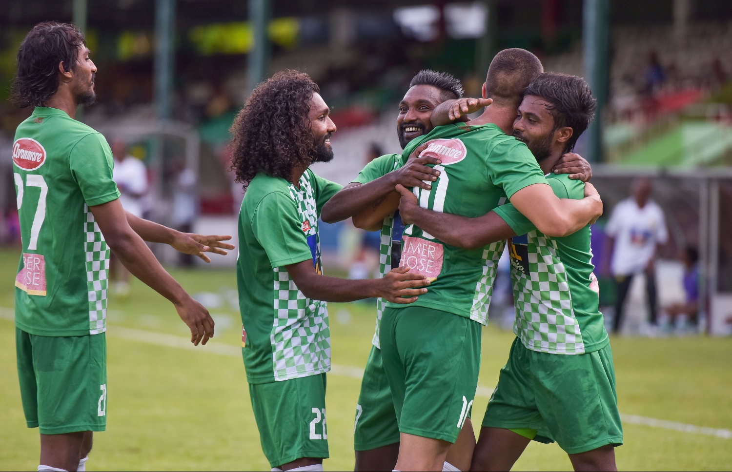 ލަނޑު ޖެހުމަށް ފަހު މާޒިޔާގެ ކުޅުންތެރިން އުފާފާޅުކުރަނީ.-- ފޮޓޯ: ނިޝާން އަލީ/ މިހާރު