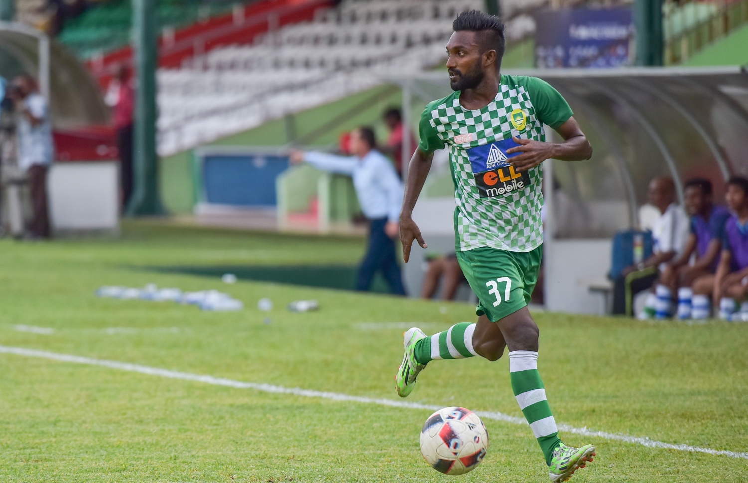 2017 ވަނަ އަހަރު މާޒިޔާގެ މެޗެއްގެ ތެރެއިން އުމެއިރު ބޯޅަ ހިފައިގެން. -- ފޮޓޯ: މިހާރު ފައިލް ފޮޓޯ