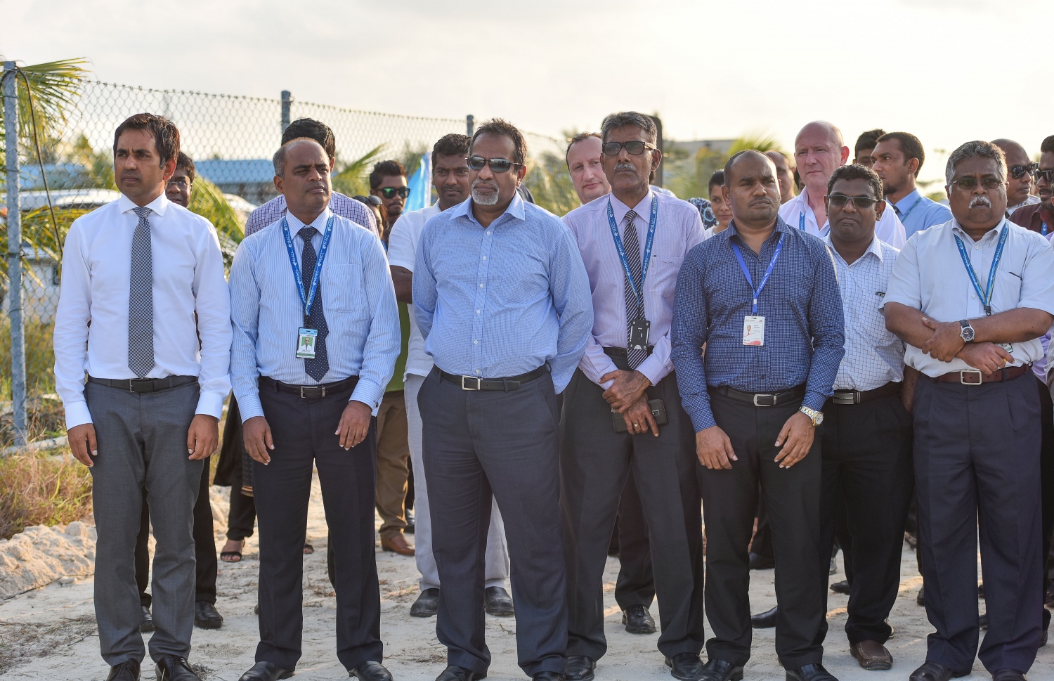 އެއާޕޯޓުގެ އާ ސީ ޕްލޭން ޓާމިނަލް އަޅާ ސަރަހައްދު ހިއްކުމުގެ މަސައްކަތް ފެށުމުގެ ރަސްމިއްޔާތުގައި މިނިސްޓަރު ސައީދު (ވ) އަދި އެމްއޭސީއެލް އާއި ޓީއެމްއޭ، މޯލްޑިވިއަންގެ އިސްވެރިން ބައިވެރިވެވަޑައިގަންނަވަނީ. ފޮޓޯ: ނިޝާން އަލީ /މިހާރު