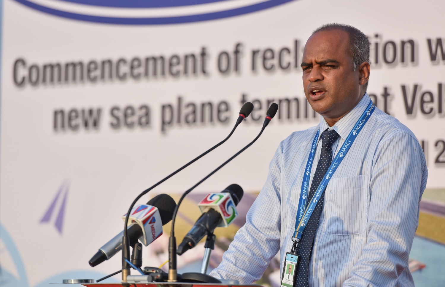 އެއާޕޯޓުގެ އާ ސީ ޕްލޭން ޓާމިނަލް އަޅާ ސަރަހައްދުގެ ބިން ހިއްކަން ފެށުމުގެ ރަސްމިއްޔާތުގައި އެމްއޭސީއެލްގެ އެމްޑީ އާދިލް ވާހަކަދައްކަވަނީ. ފޮޓޯ: ނިޝާން އަލީ /މިހާރު