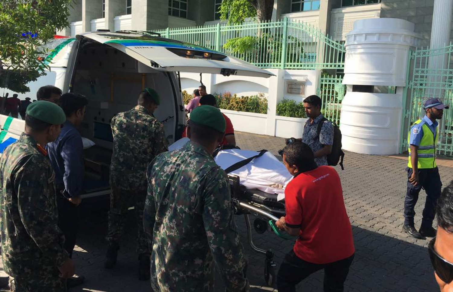 އެކްސިޑެންޓްގައި މަރުވި މީހަކު މާލެ ގެނެސް އެމްބިއުލާންސުން ބާލަނީ.--- މިހާރު ފޮޓޯ: އަހްމަދު ހަމްދޫން