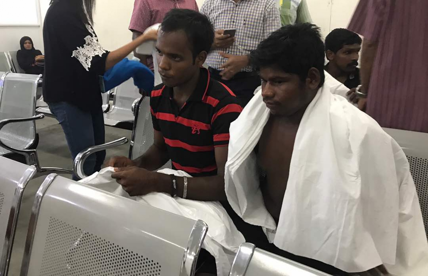 ހިންމިޔާ ފަޅަށް އަޑިއަށް ދިޔަ ދޯނިން ސަލާމަތްވި ބައެއް މީހުން ހޮސްޕިޓަލުގައި.---މިހާރު ފޮޓޯ: އިސްމާއިލް ނަސީރު