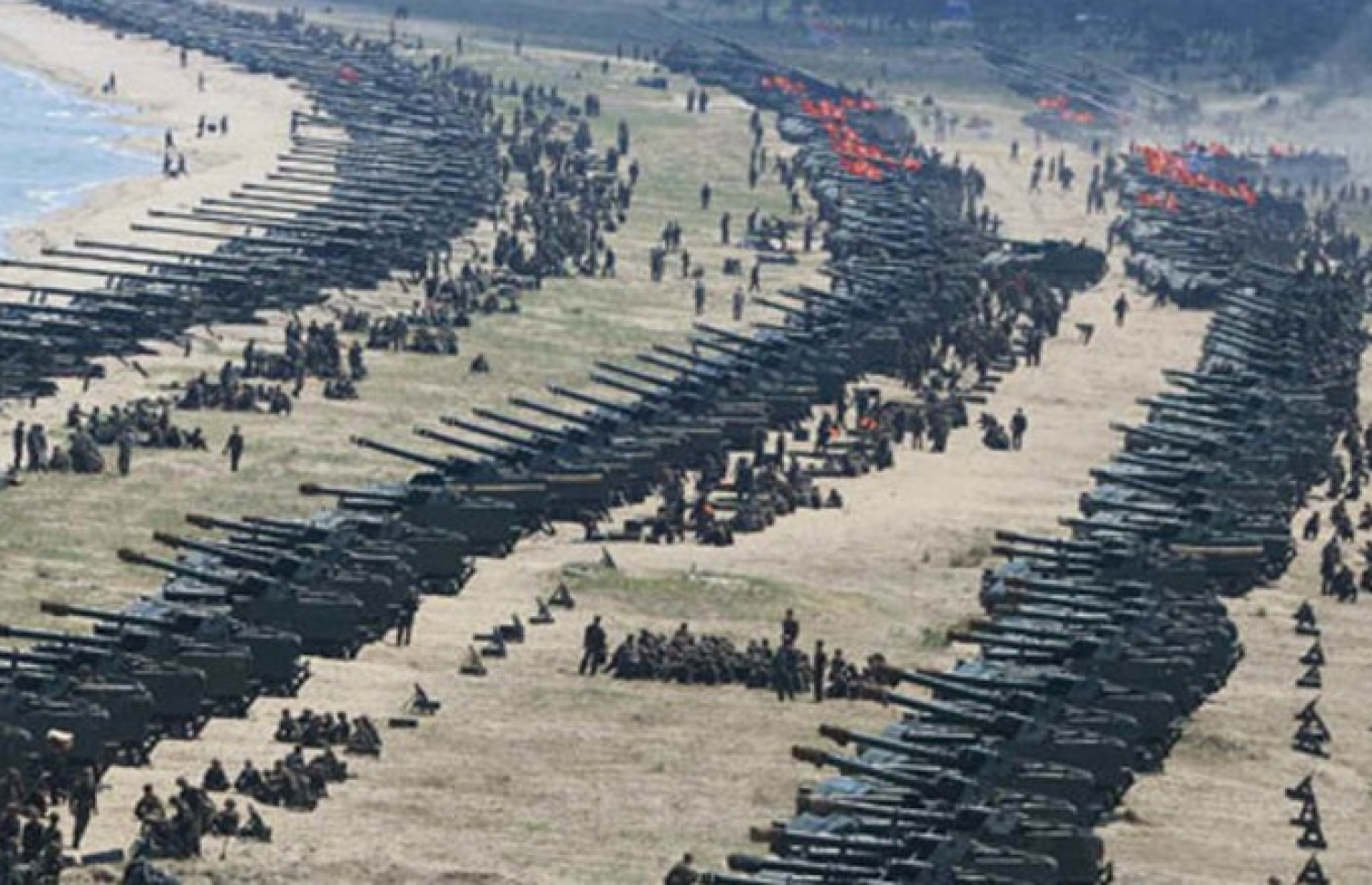 ނޯތު ކޮރެއާގެ ސިފައިންގެ އަހަރީ ދުވަހުގެ މުނާސަބަތުގައި އަސްލު ވަޒަން ބޭނުންކޮށްގެން ތަމްރީނުތަކެއް ބާއްވަނީ. --ފޮޓޯ:ސީއެންއެން