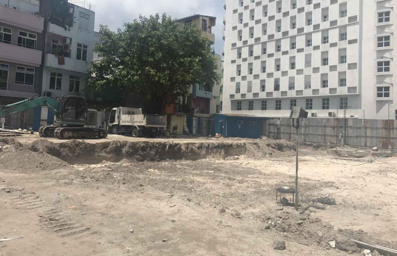 ފްލެޓް އަޅަން ނާދީ ބިން ކޮންނަން ފަށާފައި: އެ އެއްބަސްވުން އުވާލީ މަސައްކަތް ނިންމަންޖެހޭ މުއްދަތު ހަމަވެ، އިތުރަށް ދިން މުއްދަތު ހަމަވިއިރު ވެސް މަސައްކަތް ނުފެށުމުން.