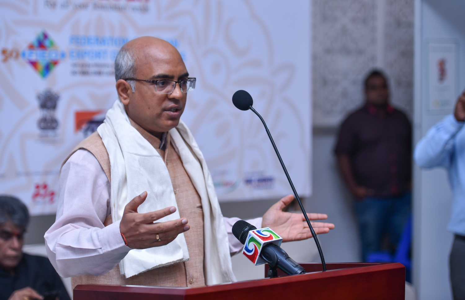 އިންޑިއާ ސަފީރު އަކިލޭޝް މިޝްރާ ވާހަކަ ދައްކަވަނީ: ވިޔަފާރިވެރިން އެއްވެސް އެހީތެރިކަމެއް ބޭނުންވާނަމަ، ރާއްޖެ އަށް ބަދަލުތައް އަންނަނީ ވަރަށް ހަލުވިމިނެއްގައި ކަމަށް އޭނާ ވިދާޅުވި. - ފޮޓޯ: ހުސެއިން ވަހީދު/ މިހާރު