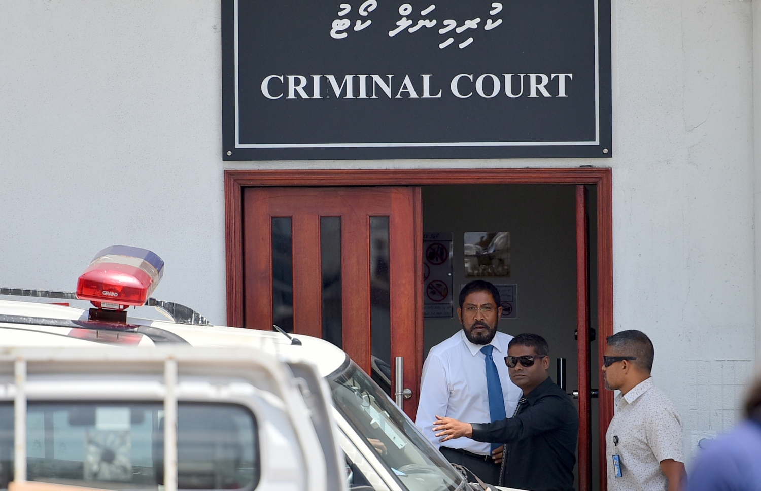 ކްރިމިނަލް ކޯޓުގައި އޮތް އަޑުއެހުމަކަށް ފަހު ގާސިމް ކޯޓުން ނެރެގެން ގެންދަނީ.---މިހާރު ފޮޓޯ/ނިޝާން އަލީ