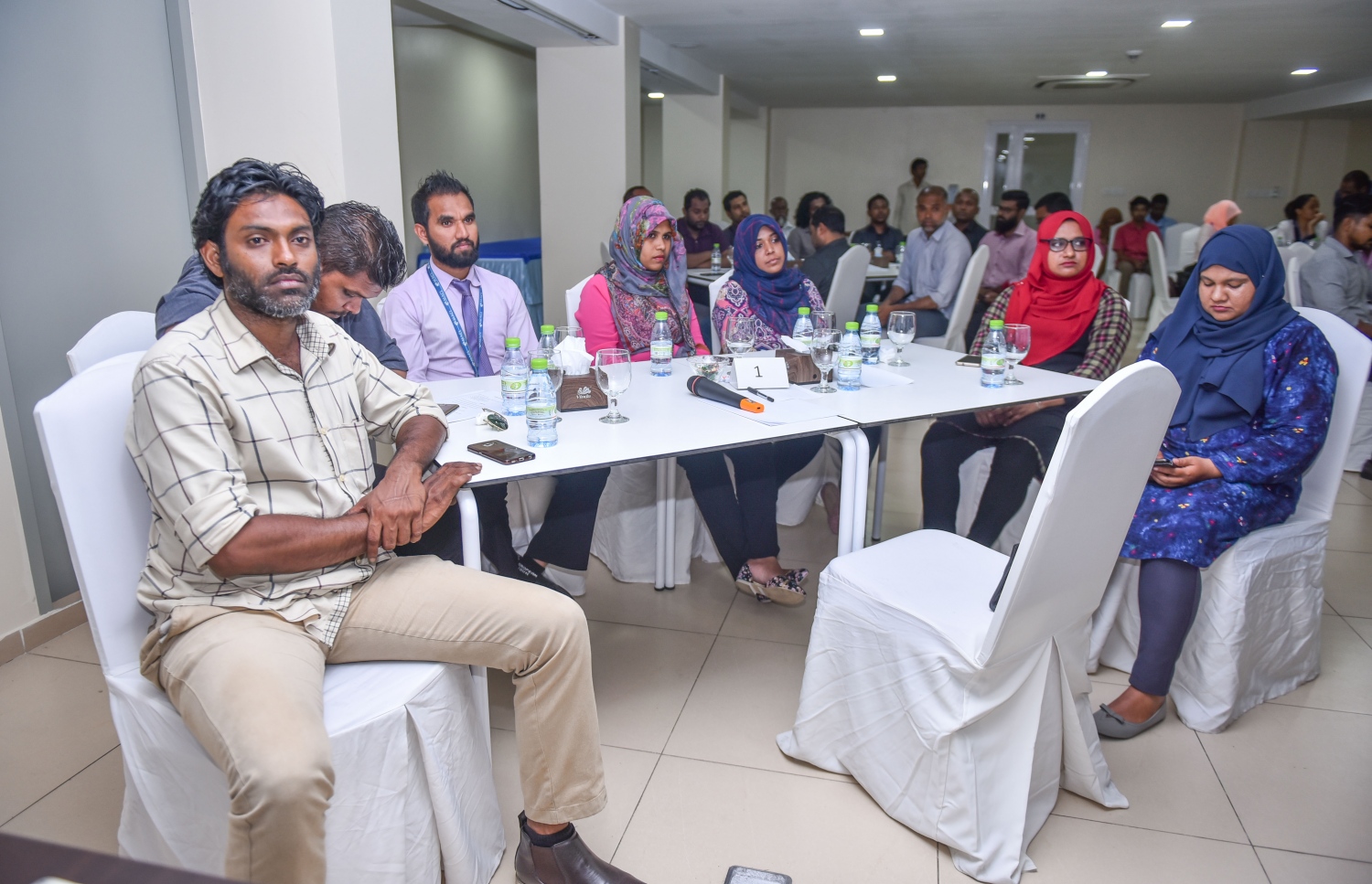 ދުނިޔޭގެ މަސައްކަތްތެރިންގެ ސަލާމަތާ ބެހޭ ބައިނަލްއަގުވާމީ ދުވަސް ފާހަގަކުރަން ބޭއްވި ކޮންފަރެންސް ފެށުމުގެ ރަސްމިއްޔާތުގައި ބައިވެރިވި ބައެއް މީހުން-- ފޮޓޯ: ހުސެއިން ވަހީދު/ މިހާރު