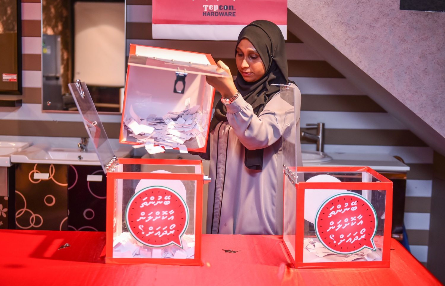 ޓެޕްކޮންގެ ޕްރޮމޯޝަނުގައި ކޮންމެ ބުރާސްފަތި ދުވަހެއްގެ ރޭ ނަސީބުވެރިން ހޮވާ ރަސްމިއްޔާތު ފޭސްބުކްގައި ލައިވް ކުރާނެއެވެ. ---- މިހާރު ފޮޓޯ: ހުސެއިން ވަހީދު