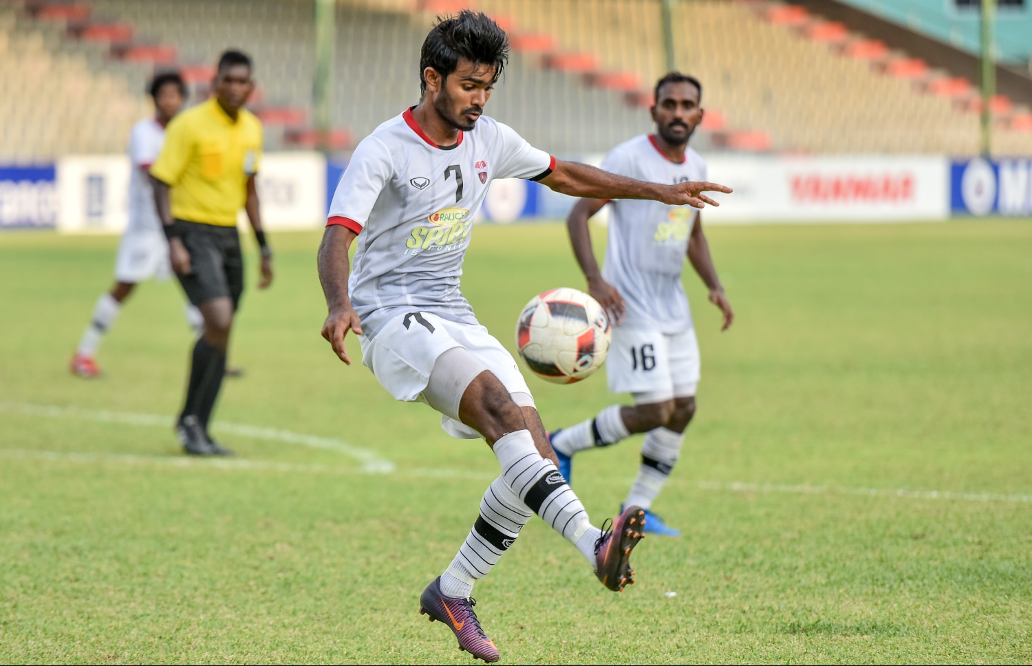 ޓީސީ މެޗެއްގެ ތެރެއިން އިއްބެ ބޯޅަ ކޮންޓްރޯލް ކުރަނީ.-- ފޮޓޯ: ނިޝާން އަލީ/ މިހާރު