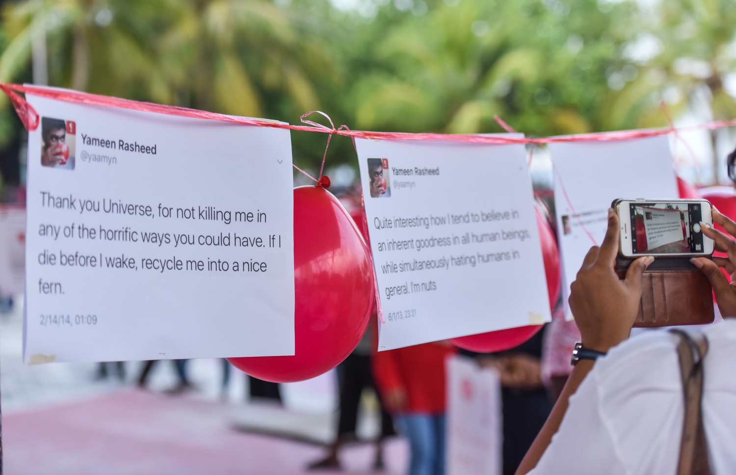 ޔާމީން މަރާލުމުގެ ކުރިން އޭނާ ކުރި ބައެއް ޓުވީޓުތައް ހިމެނޭ ޕޯސްޓަރުތަކެއް. - ފޮޓޯ: ނިޝާން އަލީ/ މިހާރު