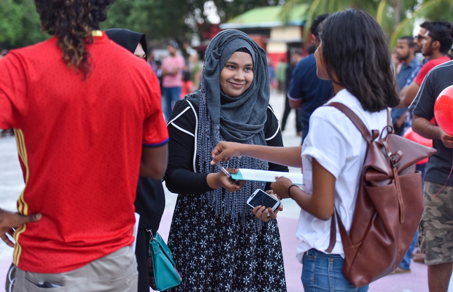 ޕެޓިޝަންގައި ސޮއި ކުރުމަށް އާޓިފިޝަލް ބީޗުގައި ބޭއްވި ހަރަކާތް. ގިނަ އަދަދެއްގެ ބަޔަކު ޕެޓިޝަންގައި ސޮއި ކުރި ކަމަށް ޓްރާންސްޕޭރަންސީން ބުނޭ. - ފޮޓޯ: ނިޝާން އަލީ/ މިހާރު