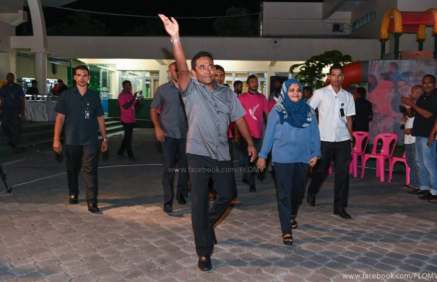 ޕީޕީއެމުން މާލޭ ސިޓީ ކައުންސިލްގެ އިންތިޚާބަށް ވާދަކުރާ ކެންޑިޑޭޓުންގެ ކެމްޕެއިން ހަރަކާތަށް ރައީސް ޔާމީންގެ ދެކަނބަލުން މިރޭ ވަަޑައިގަންނަވަނީ.---ފޮޓޯ: ޕީޕީއެމް