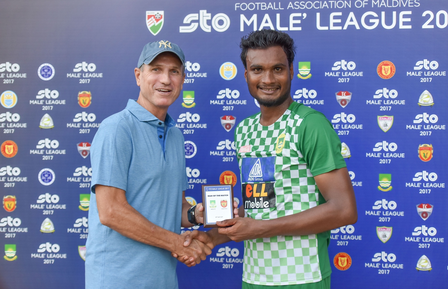 އެސްޓީއޯ މާލޭ ލީގުގައި ޔުނައިޓެޑް ވިކްޓަރީއާ ދެކޮޅަށް ކުޅުނު މެޗުގެ މޮޅު ކުޅުންތެރިޔާގެ މަގާމު ލިބުނު މާޒިޔާގެ އަމްދާން (ކ) އަށް ގައުމީ ކޯޗު ޑަރެން ސްޓެވާޓް ޓްރޮފީ ހަވާލުކުރަނީ.-- ފޮޓޯ: ނިޝާން އަލީ/ މިހާރު