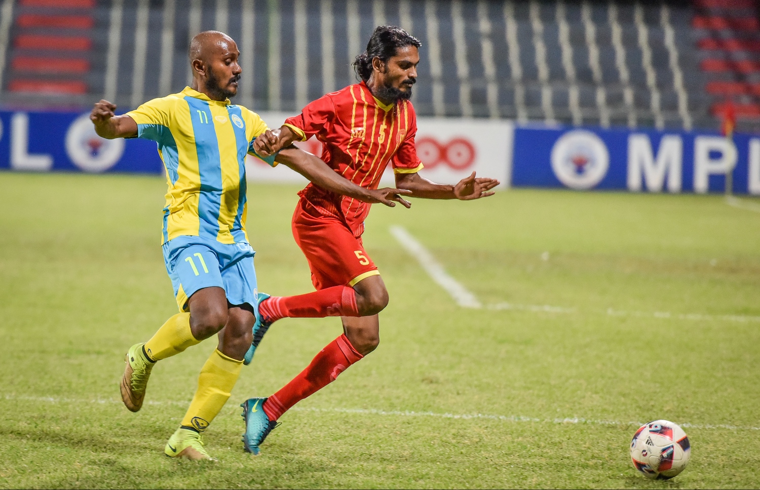 ވިކްޓަރީގެ ސާގިބް (ކ) އާއި ވެލެންސިއާގެ ފުހެއިދު ބޯޅައަށް މަސައްކަތްކުރަނީ. --ފޮޓޯ: ނިޝާން އަލީ/ މިހާރު