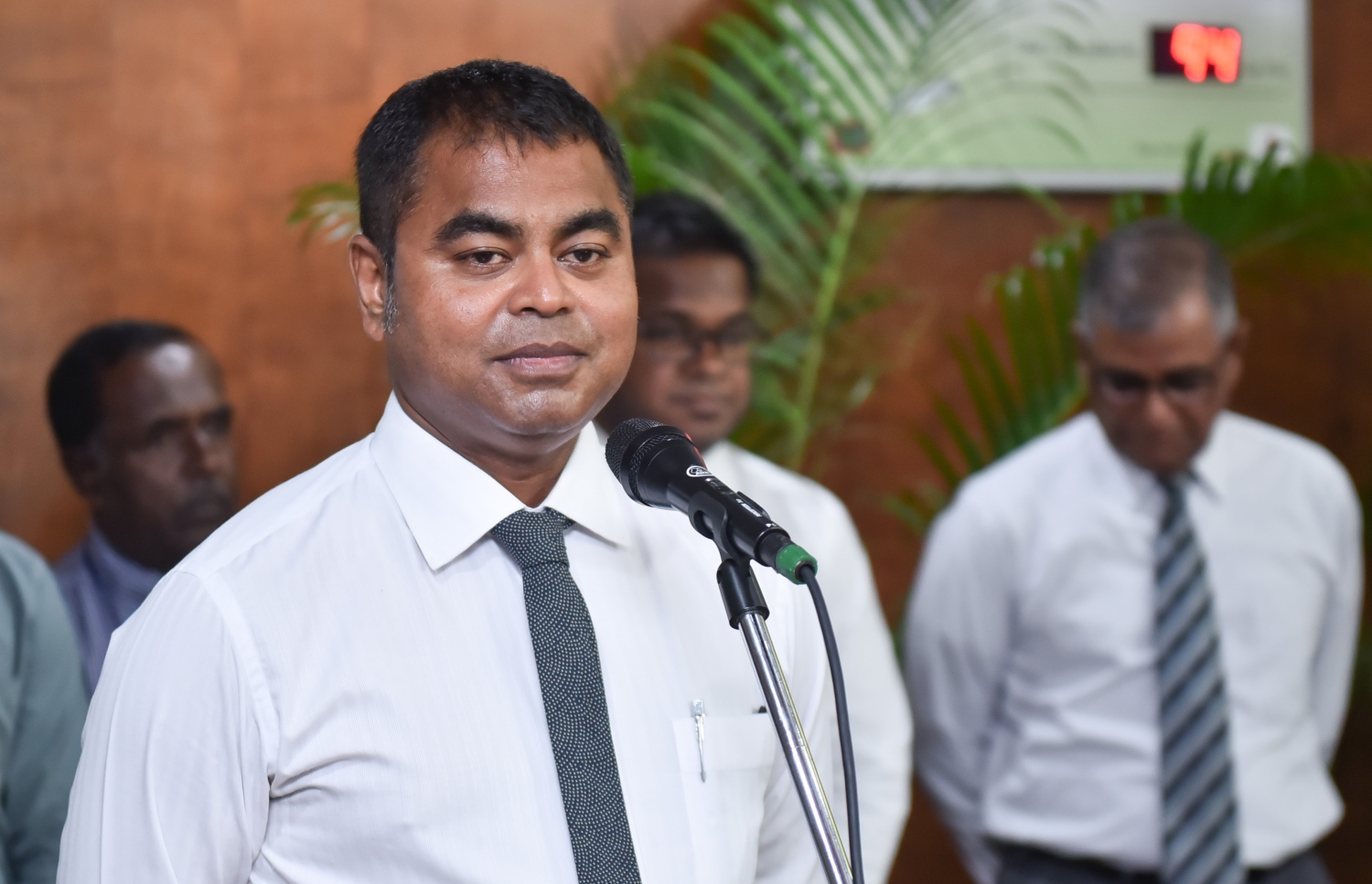 ސްޓެލްކޯގެ ފެން ބާޒާރަށް ނެރުމަށް މިއަދު ބޭއްވި ރަސްމިއްޔާތުގައި ތިމާވެއްޓާ ބެހޭ މިނިސްޓަރު ތޯރިގް ވާހަކަ ދައްކަވަނީ.---ހުސެއިން ވަހީދު/ މިހާރު