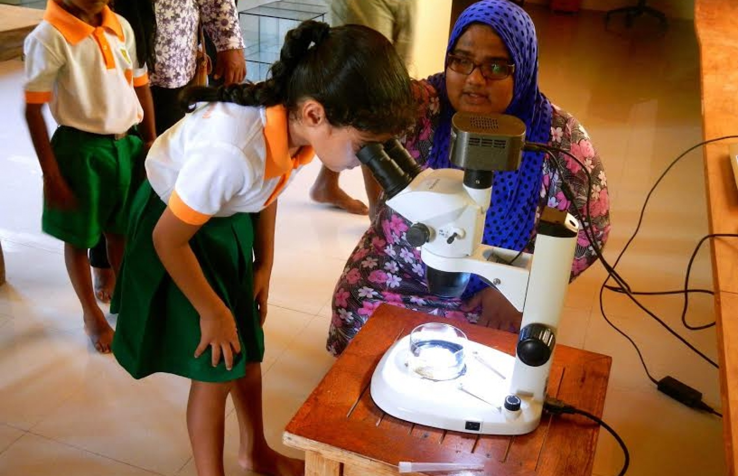 ޕްރޮފެސަރު އުގައިލް ޅ. ވައްވަރުގައި ހިންގި ރިސާޗް ސެންޓަރުގައި ސްކޫލް ކުއްޖަކަށް މުރަކައާ ބެހޭ މައުލޫމާތު ދެނީ.