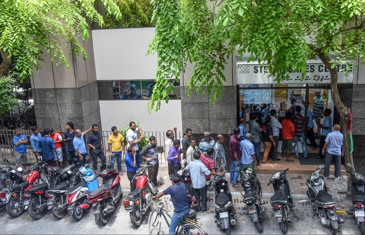 ސްޓެލްކޯ ކައިރީގައި ގިނަ އަދަދެއްގެ ބަޔަކު ކިއޫ ހަދައިގެން -- ފައިލް ފޮޓޯ : މިހާރު