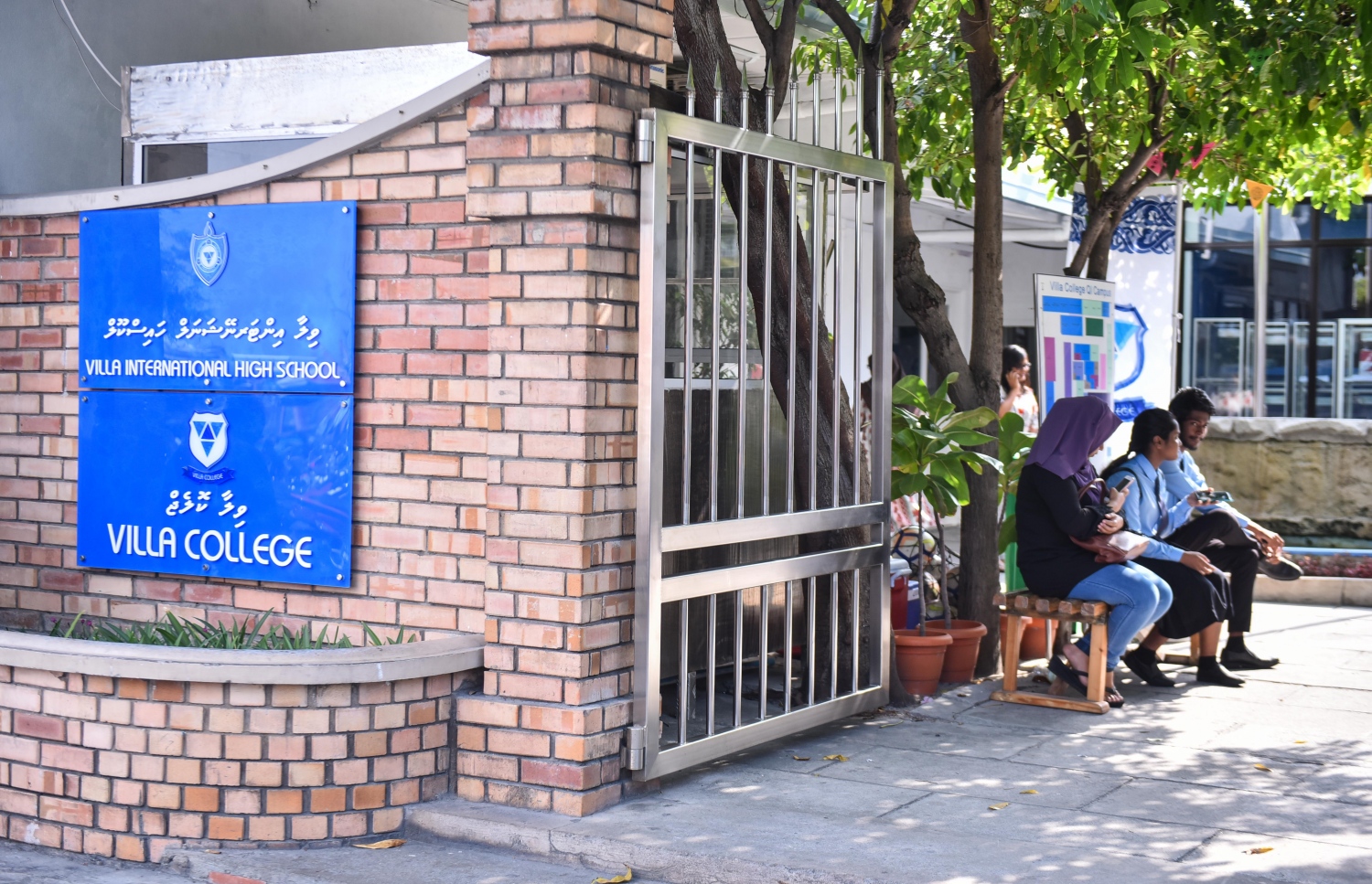 ވިލާ ކޮޮލެޖު އިމާރާތުގެ ބޭރު: އިނގިރޭސިވިލާތުގެ ފެންވަރު ރަނގަޅު ކޯސްތައް އަންނަނީ ވިލާ ކޮލެޖުަގައި ހިންގަމުން.-- ފޮޓޯ: ހުސެއިން ވަހީދު/ މިހާރު