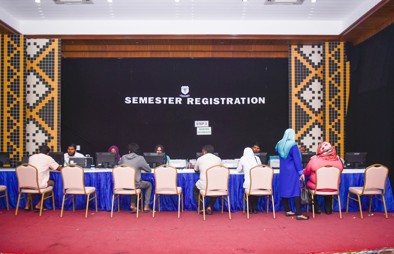 ވިލާ ކޮލެޖުން މި މަހު ފަށާ ކޯސްތަކަށް ހޮވުނު ދަރިވަރުން ރަޖިސްޓްރީވަނީ: އެ ކޮލެޖުން 1000އެއްހާ ދަރިވަރުން އަންނަނީ ތައުލީމް ހާސިލްކުރަމުން.- ފޮޓޯ: ހުސެއިން ވަހީދު/ މިހާރު