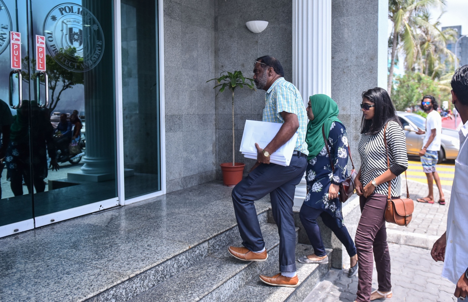 ޔާމީން ރަޝީދު އާއިލާއިން ސިިޓީތަށް ހުށަހެޅުމަށް މިއަދު ފުލުސް އޮފީހަށް ވަންނަނީ.-- ފޮޓޯ: ހުސެން ވަހީދު/ މިހާރު