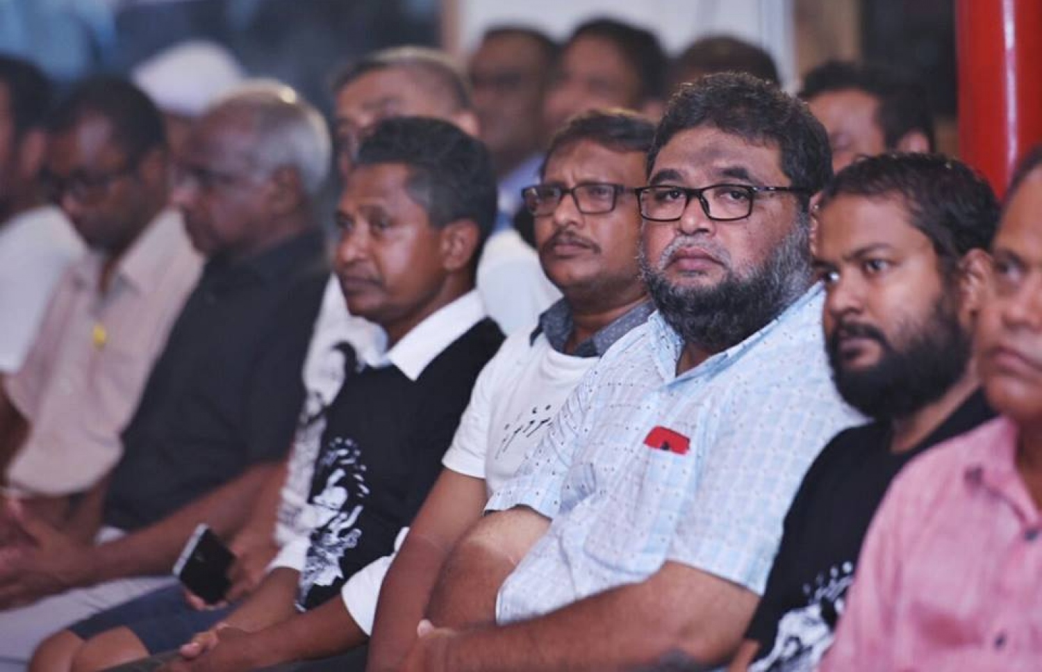 ކުނޫޒްގައި މިރޭ ބޭއްވި ޖަލްސާގައި ބައިވެރިވި ބައެއް މީހުން.---މިހާރު ފޮޓޯ: ހުސެއިން ވަހީދު
