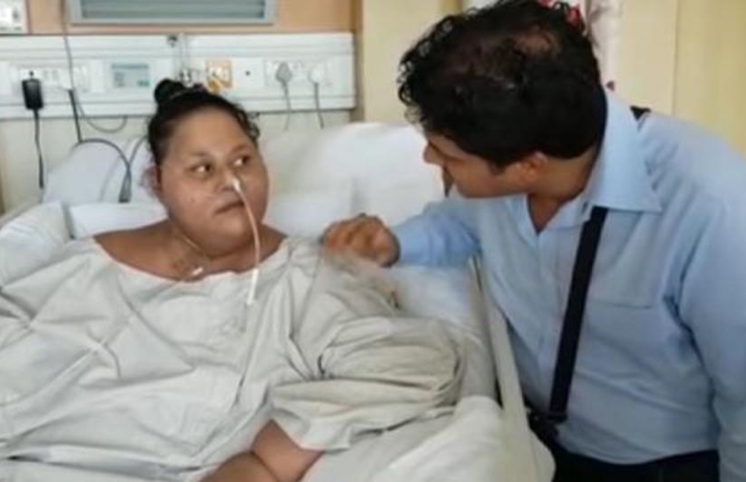 އީމާން އަށް ފަރުވާ ކުރައްވާ ޑޮކްޓަރަކު އޭނާ އާ ވާހަކަ ދައްކަނީ.