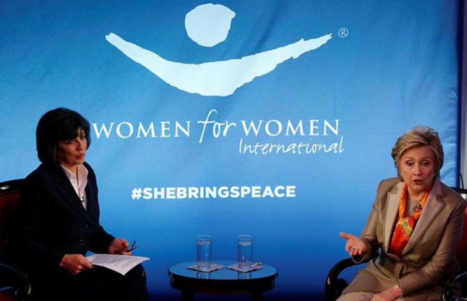 ވިމެން ފޯ ވިމެން އިވެންޓުގައި ސީއެންއެންގެ ކްރިސްޓިއާނާ އެކު ހިލަރީ ވާހަކަ ދައްކަވަނީ. --ފޮޓޯ:ރޮއިޓާސް