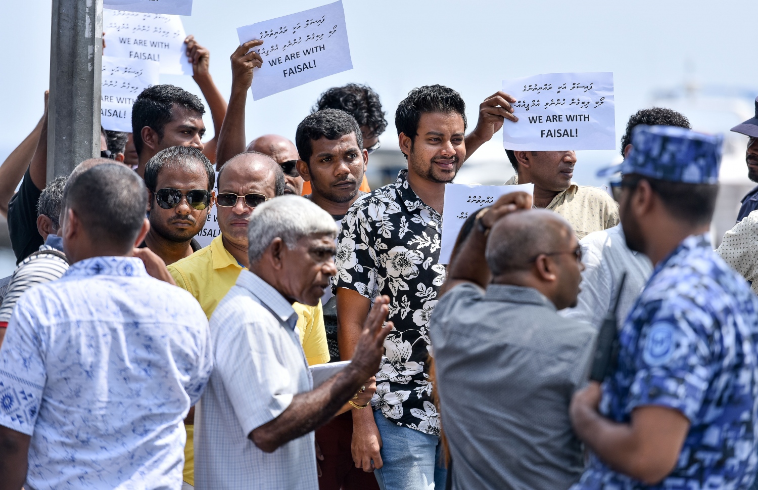 ފުލުހުންގެ އިދާރާ ކައިރިއަށް އެއްވި މީހުން ފަހަތަށް ޖެއްސުމަށް މިއަދު ފުލުހުން މަސައްކަތް ކުރަނީ. - ފޮޓޯ: ނިޝާން އަލީ/ މިހާރު