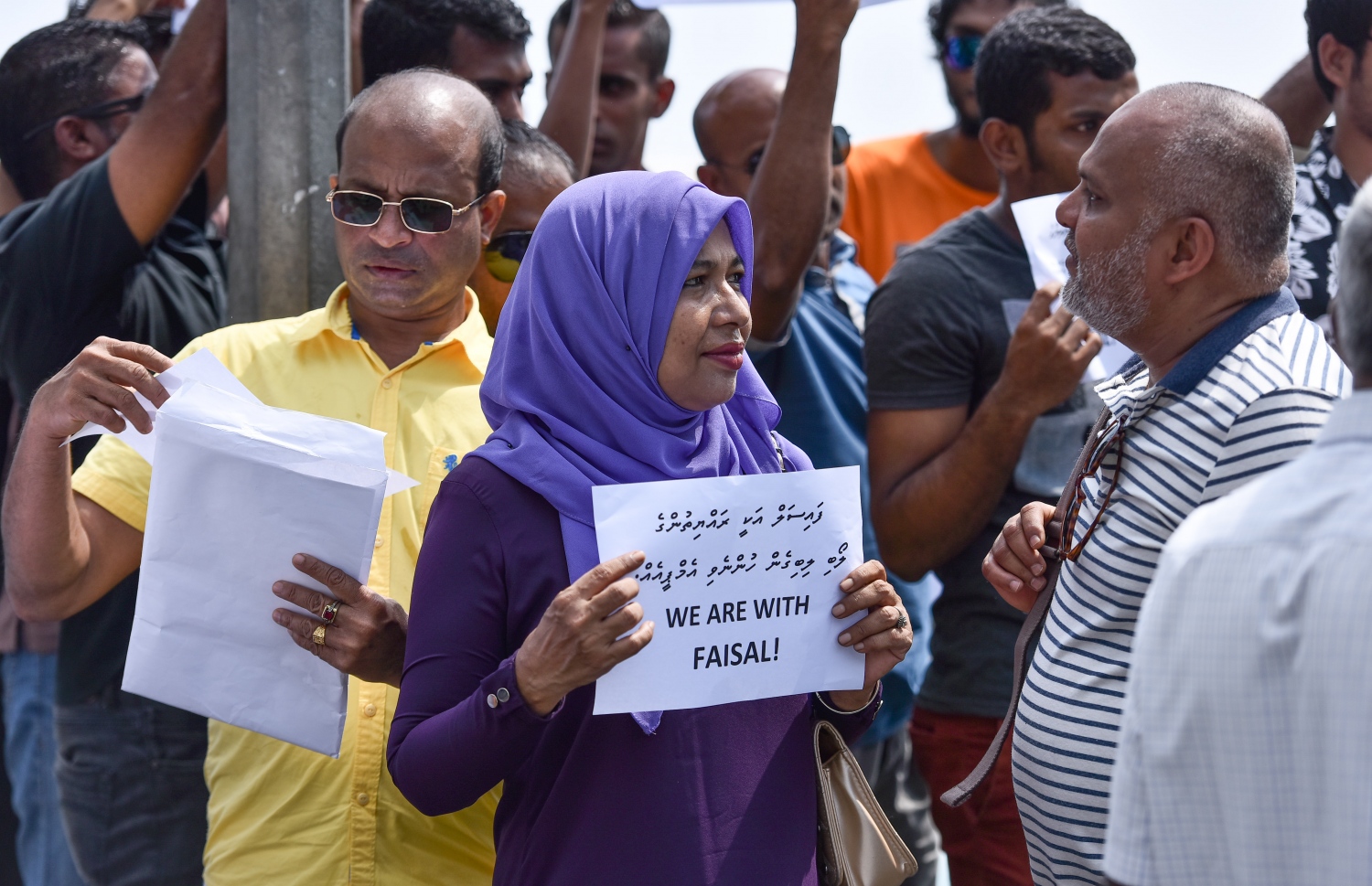 ފައިސަލް އާއި ޖުމްހޫރީ ޕާޓީއާ ތާއީދު ކުރާ ބަޔަކު އެމްއެމްއޭ ސަރައްހަދުގައި: ދޮޅު ގަޑިއިރު ވަންދެން ފުލުހުން ފައިސަލްއާ ސުވާލުުކުރި  -ފޮޓޯ: ނިޝާން އަލީ/ މިހާރު