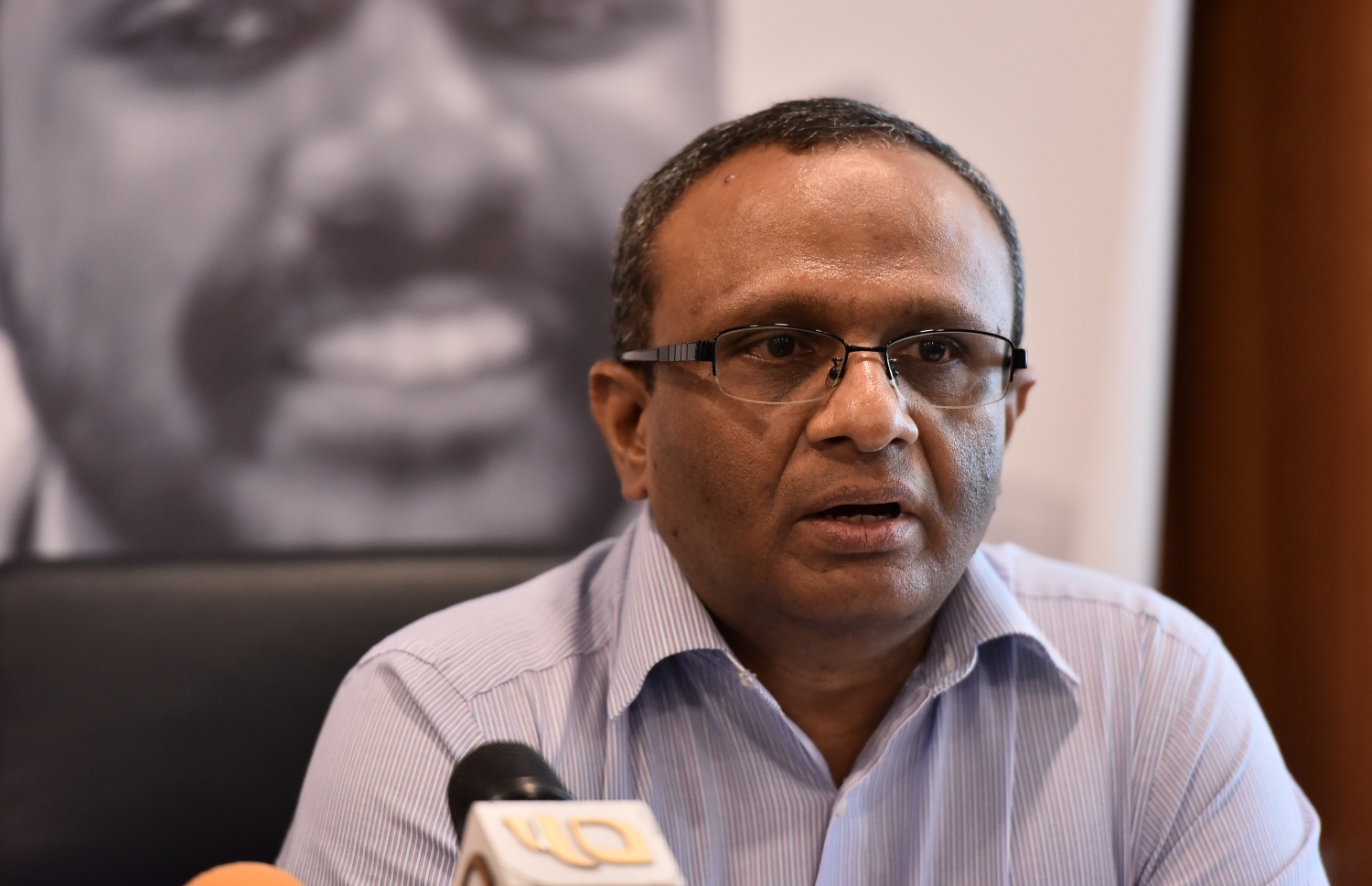 ހުސްނުއް ސުއޫދު ނޫސްވެރިންނާ ވާހަކަ ދައްކަވަނީ-- މިހާރު ފޮޓޯ: ނިޝާން އަލީ