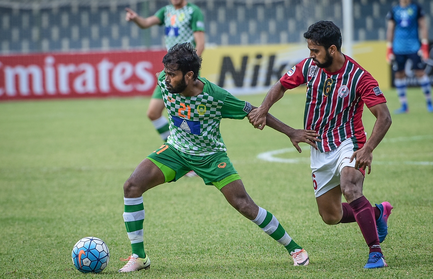 މާޒިޔާގެ މުލަކޭ (ވ) އަތުން ބޯޅަ ހޯދަން މޯހަން ބަގާންގެ ކުޅުންތެރިއަކު މަސައްކަތްކުރަނީ. --ފޮޓޯ: ނިޝާން އަލީ/ މިހާރު