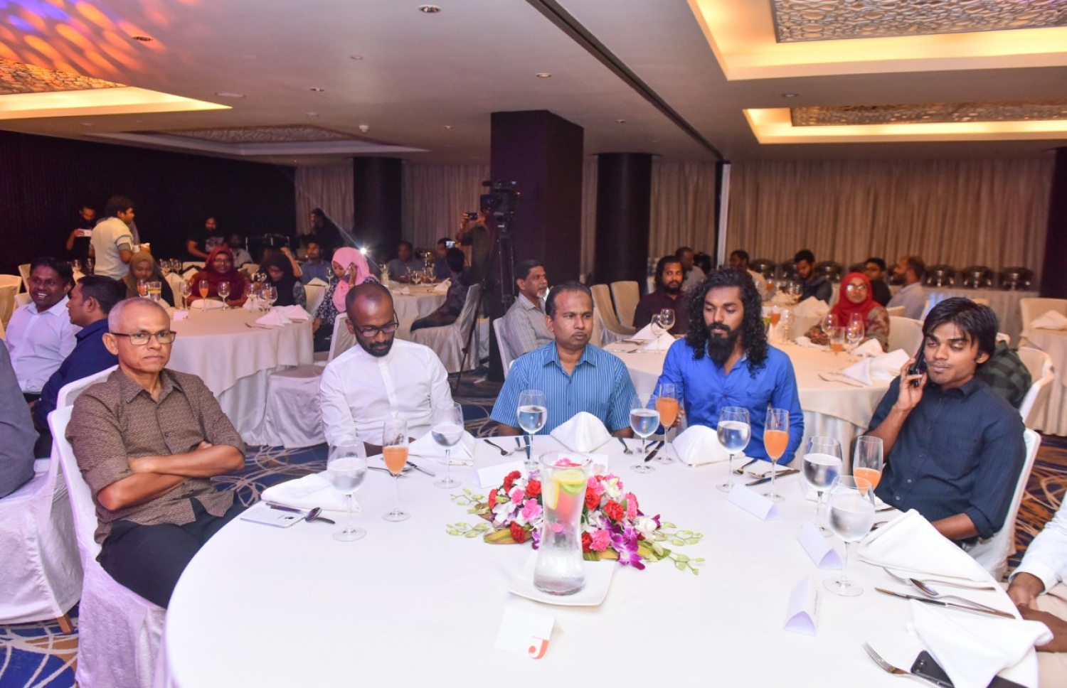 ކުޅިވަރަށް ހާއްސަކޮށްގެން "މިހާރު އެވޯޑްސް" ތައާރަފްކުރުމަށް ހޮޓެލް ޖެންގައި ބޭއްވި ހަފުލާ. މުޅިން އަލަށް ފަށާ މި އެވޯޑްގައި ކުޅިވަރުގެ އެކި ދާއިރާތަކުން 24 އެވޯޑެއް ދޭއިރު މިއީ ރާއްޖޭގައި އެންމެ ފުޅާ ދާއިރާއެއްގައި ދޭ ކުޅިވަރު އެވޯޑަށް ވާނެ. -- ފޮޓޯ: ނިޝާން އަލީ / މިހާރު