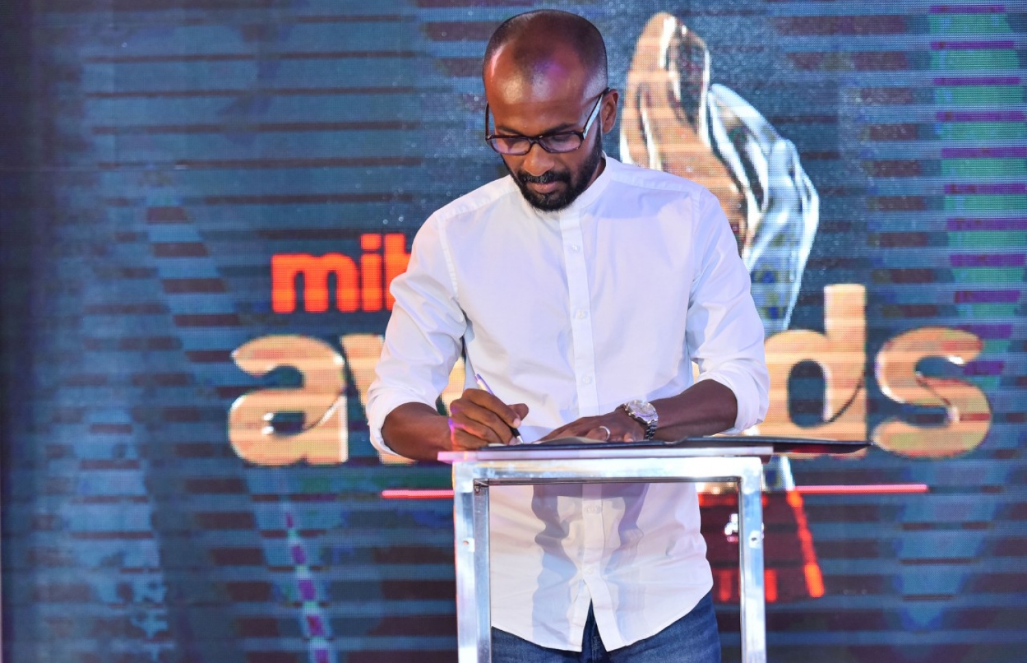 މިހާރު އެވޯޑްސްގެ އެސޯސިއޭޓް ޕާޓްނަރު ޓީއެފްޖީގެ ސީއީއޯ ހުސެއިން ޒިނާން އެއްބަސްވުމުގައި ސޮއިކުރައްވަނީ. --ފޮޓޯ: ނިޝާން އަލީ/ މިހާރު