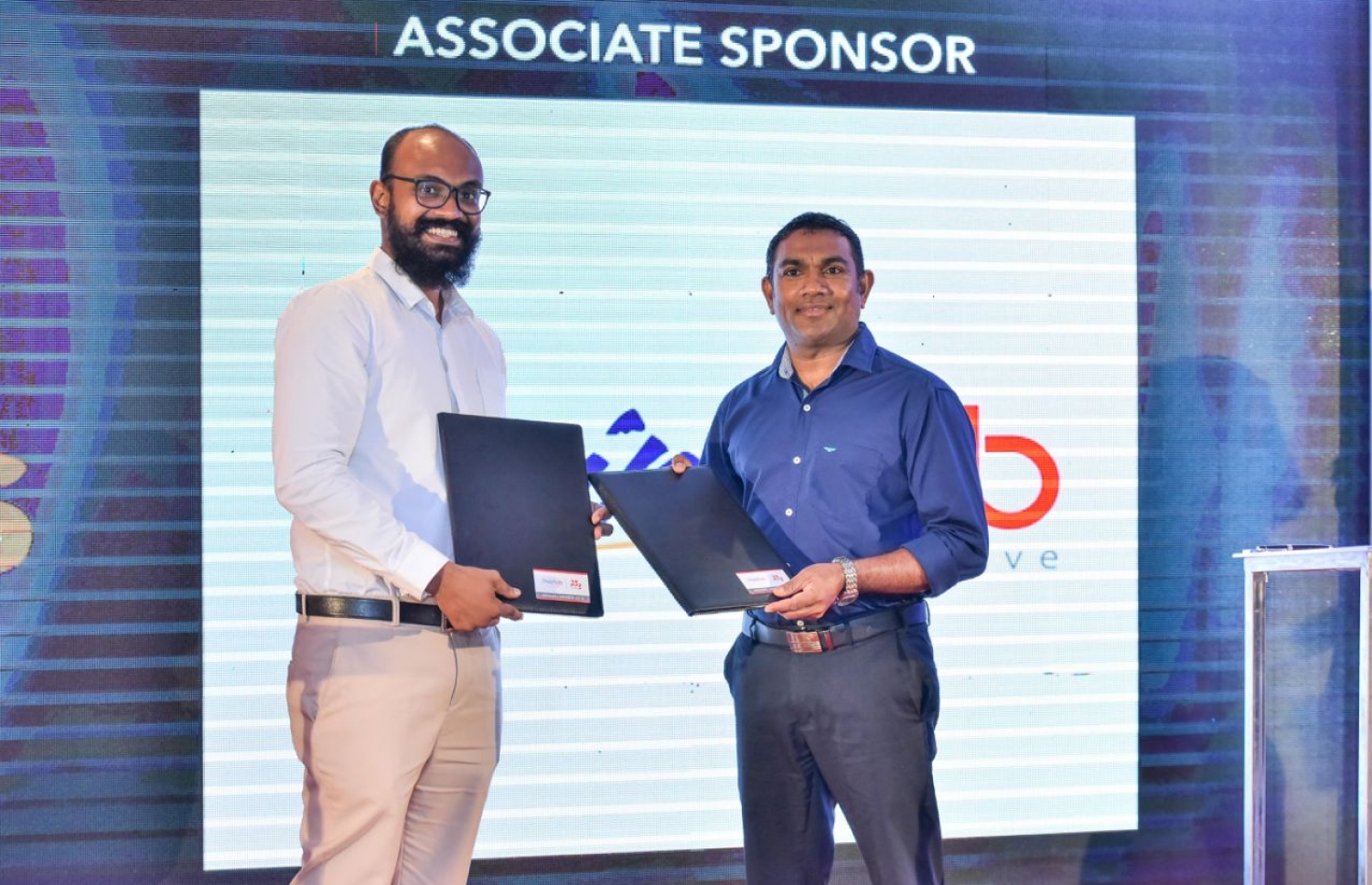 ކުޅިވަރަށް ހާއްސަކޮށްގެން "މިހާރު އެވޯޑްސް" ތައާރަފްކުރުމަށް ހޮޓެލް ޖެންގައި ބޭއްވި ހަފުލާ. މުޅިން އަލަށް ފަށާ މި އެވޯޑްގައި ކުޅިވަރުގެ އެކި ދާއިރާތަކުން 24 އެވޯޑެއް ދޭއިރު މިއީ ރާއްޖޭގައި އެންމެ ފުޅާ ދާއިރާއެއްގައި ދޭ ކުޅިވަރު އެވޯޑަށް ވާނެ. -- ފޮޓޯ: ނިޝާން އަލީ / މިހާރު