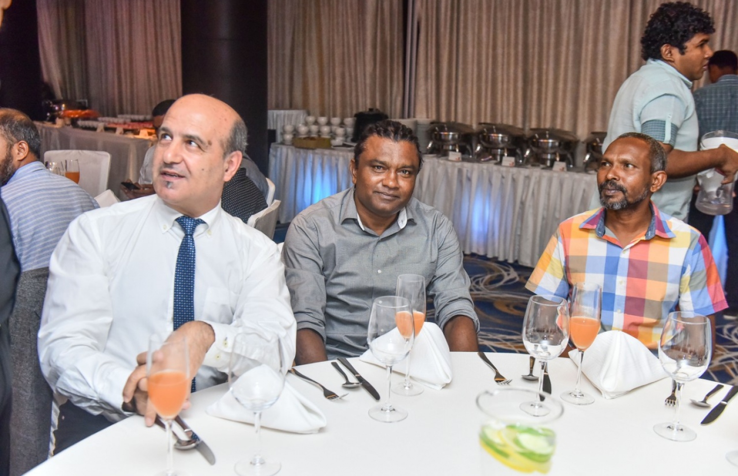 ފުޓްބޯޅަ ކޯޗު ފެސްކޯ (ކ) އާއި ސުޒޭން (މ) އެފްއޭއެމްގެ ޓެކްނިކަލް ޑިރެކްޓަރު ވަންލީއާ އެކު: ފުޓްބޯޅައިގެ ހިދުމަތްތެރިންގެ އަގުވަޒަންކުރުން ވެސް އެވޯޑްސްގައި އޮންނާނެ. --ފޮޓޯ: ނިޝާން އަލީ/ މިހާރު