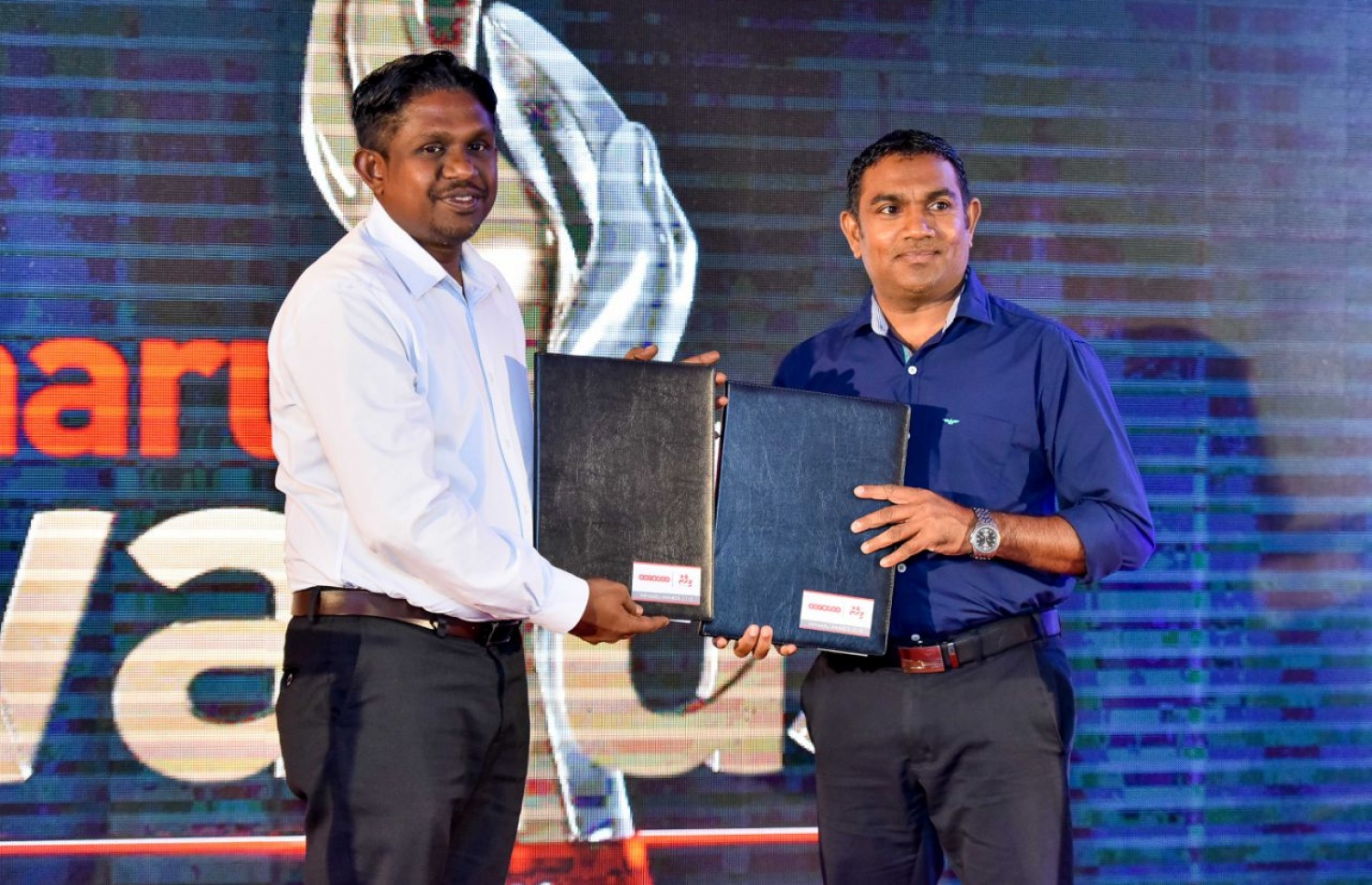 އުރީދޫގެ ހެޑް އޮފް ސޭލްސް ހުސެއިން ނިޔާޡް (ވ) އާއި މިހާރުގެ ސީއީއޯ ރިއްފަތު މުހައްމަދު އެއްބަސްވުން ބަދަލުކުރައްވަނީ. --ފޮޓޯ: ނިޝާން އަލީ/ މިހާރު