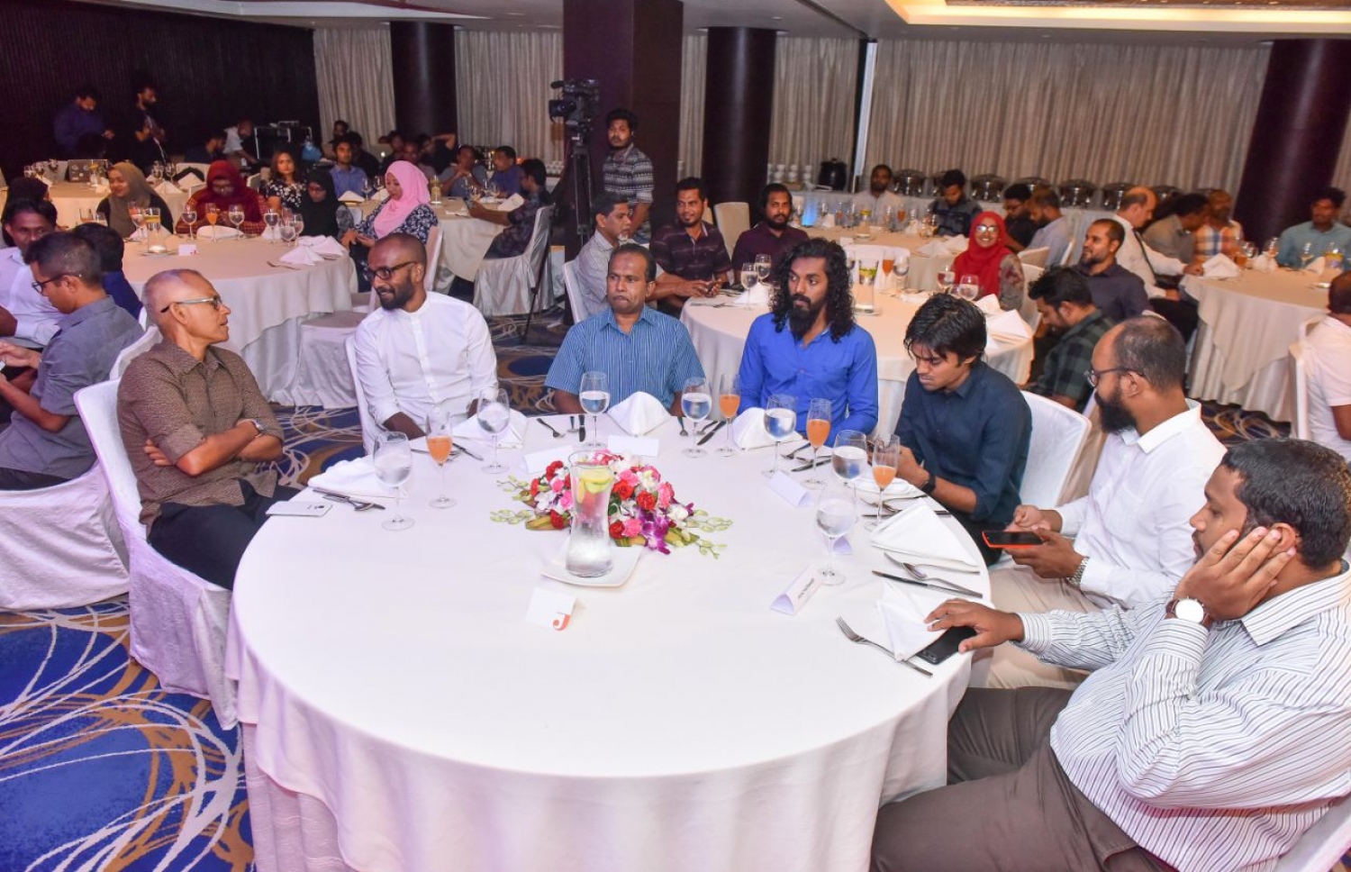 ކުޅިވަރަށް ހާއްސަކޮށްގެން "މިހާރު އެވޯޑްސް" ތައާރަފްކުރުމަށް ހޮޓެލް ޖެންގައި ބޭއްވި ހަފުލާ. މުޅިން އަލަށް ފަށާ މި އެވޯޑްގައި ކުޅިވަރުގެ އެކި ދާއިރާތަކުން 24 އެވޯޑެއް ދޭއިރު މިއީ ރާއްޖޭގައި އެންމެ ފުޅާ ދާއިރާއެއްގައި ދޭ ކުޅިވަރު އެވޯޑަށް ވާނެ. -- ފޮޓޯ: ނިޝާން އަލީ / މިހާރު